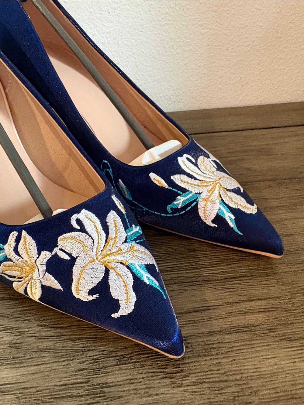 NEW [XCM] Floral Embroidered Pointed Heels Pumps Navy Satin Women’s EU 38, US 7 - Picture 10 of 14